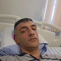 UPDATE 11.11.2025 – Valentin s-a internat la spital, în București, pentru noi intervenții chirurgicale la escare.